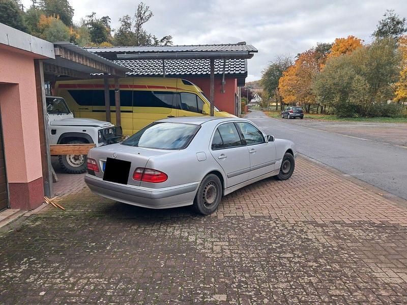 Gebraucht Mercedes E240 Classic 170 PS (125 kW) 2000 Silber Limousine