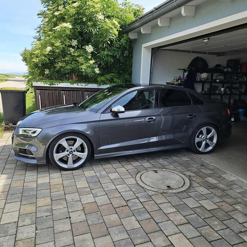 Grau Gebraucht 2018 Audi S3 Limousine | 27.500 € (Fairer Preis) - Bild 1/4