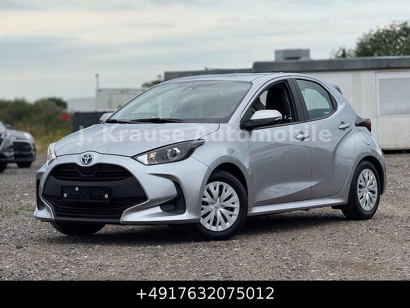 Silber Gebraucht 2023 Toyota Yaris Hybrid Comfort Kleinwagen | 18.445 € (Guter Preis) - Bild 1/4