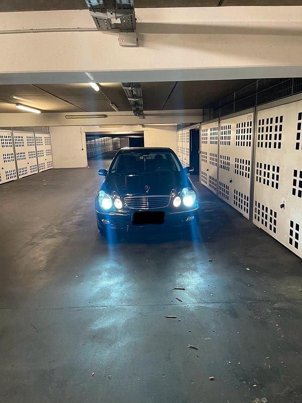 Blau Gebraucht 2004 Mercedes E240 Avantgarde Limousine | 5.500 € (Teuer) - Bild 1/4