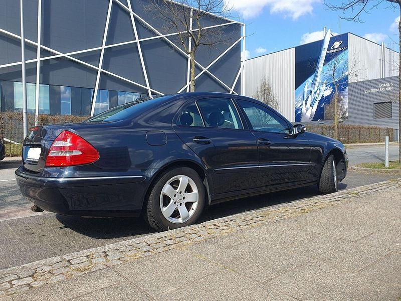 Blau Gebraucht 2004 Mercedes E200 Elegance Limousine | 2.700 € (Superpreis) - Bild 1/4