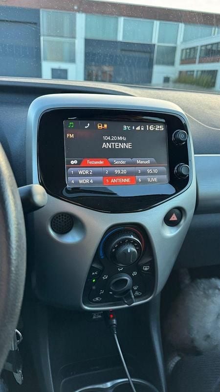 Gebraucht Toyota Aygo X-play 69 PS (50 kW) 2017 Weiß Kleinwagen