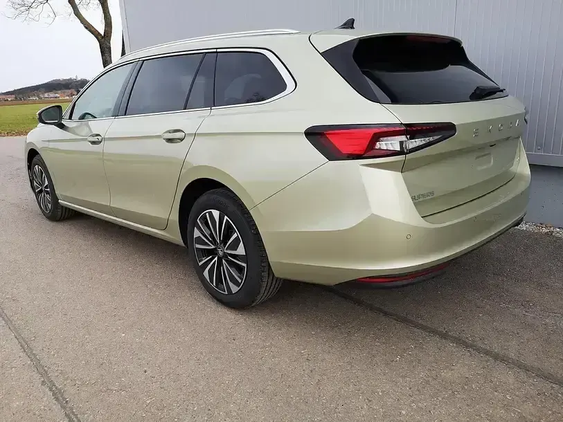 Neu Skoda Superb Selection 193 PS (141 kW) 2025 Ice tea yellow Kombi