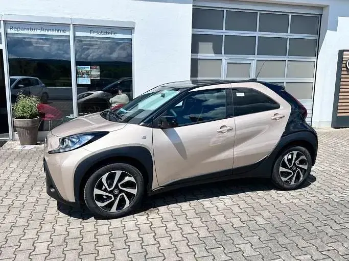 Neu Toyota Aygo X 72 PS (52 kW) 2026 Beige SUV