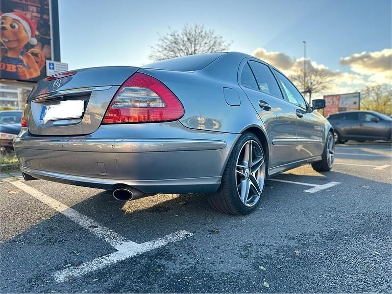 Gebraucht Mercedes E200 Avantgarde 300 PS (220 kW) 2009 Grau Limousine