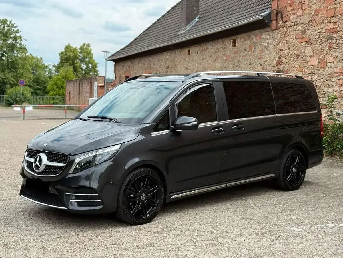 Gebraucht Mercedes V300 AMG line 237 PS (174 kW) 2023 Grau Van / Kleinbus
