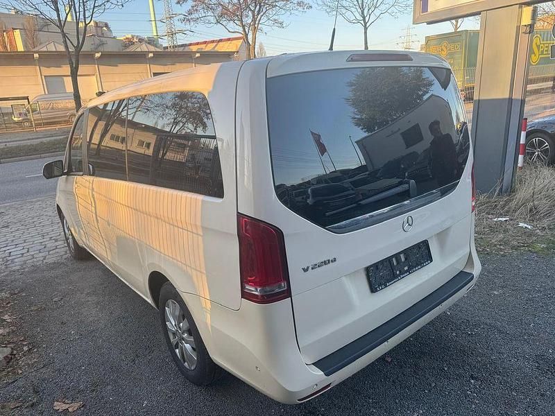 Gebraucht Mercedes V220 163 PS (119 kW) 2019 Beige Van / Kleinbus
