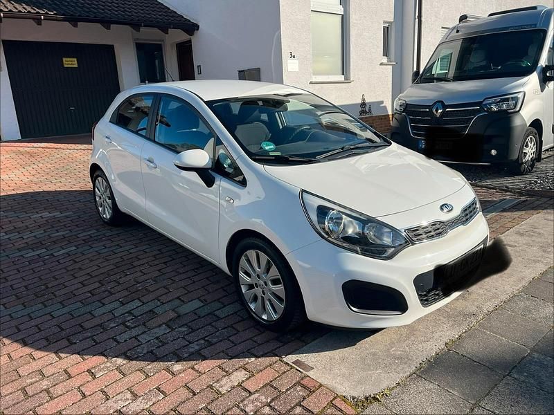 Gebraucht Kia Rio 100 PS (73 kW) 2013 Weiß Kleinwagen