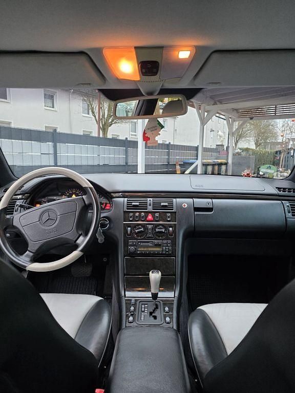 Gebraucht Mercedes E230 Avantgarde 150 PS (110 kW) 1997 Schwarz Limousine