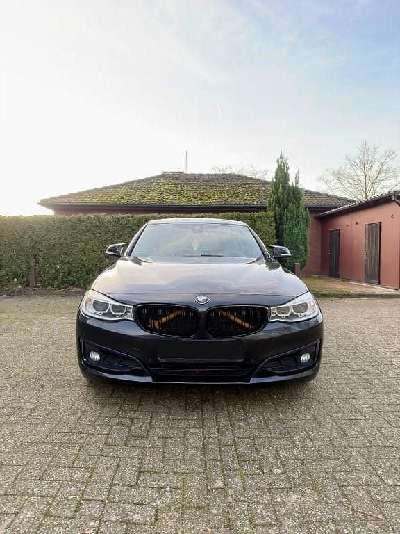 Schwarz Gebraucht 2014 BMW 320 Gran Turismo Sport Line Limousine | 12.700 € (Fairer Preis) - Bild 1/4