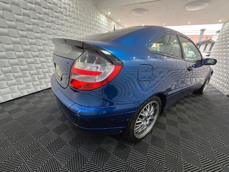 Gebraucht Mercedes C180 143 PS (105 kW) 2006 Blau Coupé