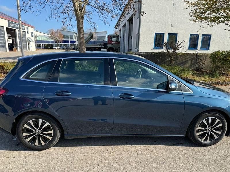 Gebraucht Mercedes B200 163 PS (119 kW) 2023 Blau Van / Kleinbus