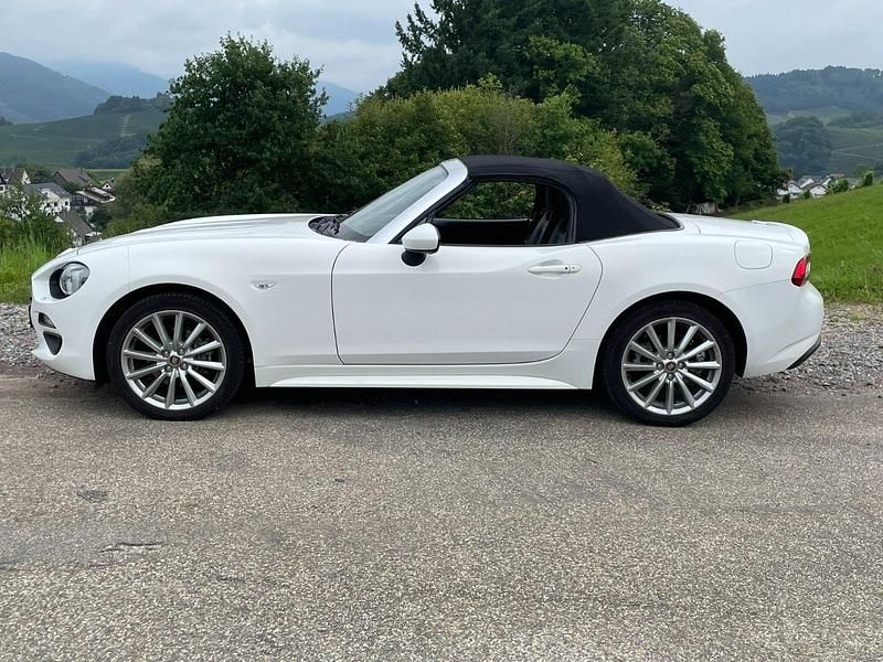 Weiß Gebraucht 2016 Fiat 124 Spider Lusso Cabrio | 18.700 € (Fairer Preis) - Bild 1/4