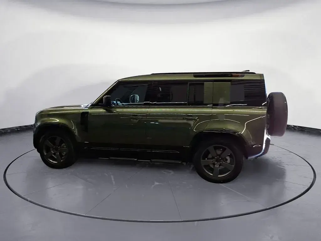 Gebraucht Land Rover Defender SE Dynamic 250 PS (183 kW) 2026 Woolstone green SUV