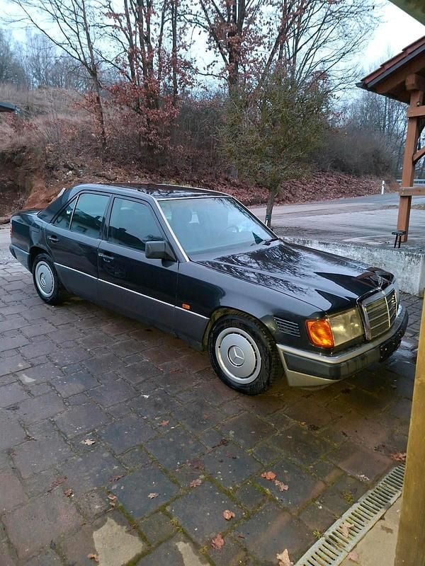 Gebraucht Mercedes E250 126 PS (92 kW) 1992 Schwarz Limousine