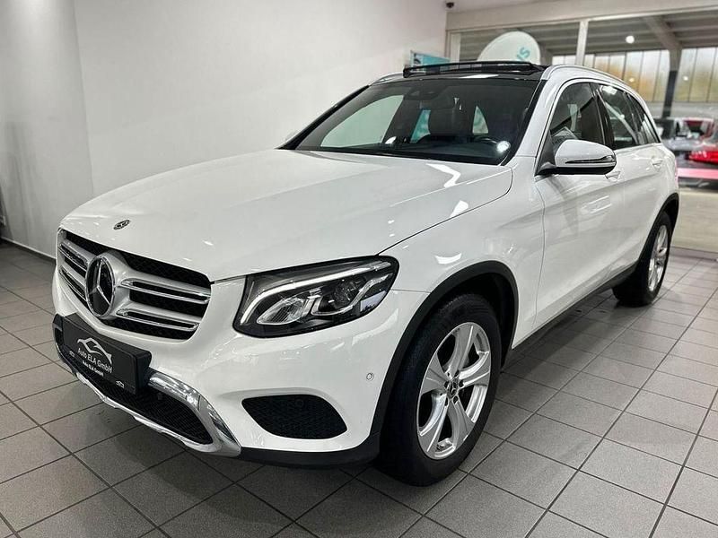 Weiß Gebraucht 2018 Mercedes GLC250 AMG line SUV | 29.990 € (Fairer Preis) - Bild 1/4