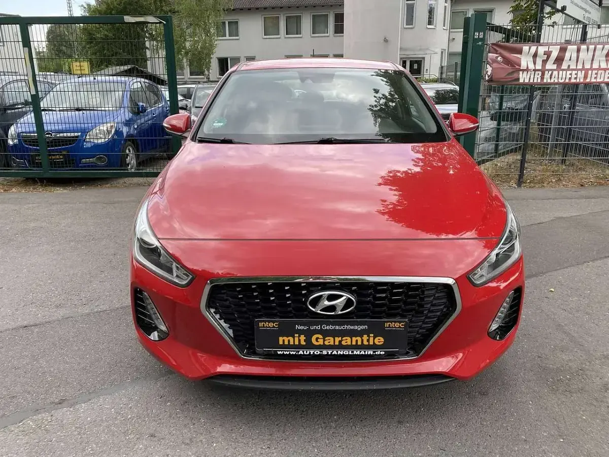 Gebraucht Hyundai i30 Select 101 PS (74 kW) 2018 Engine red / sol Kleinwagen