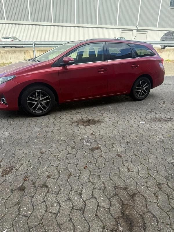 Gebraucht Toyota Auris 132 PS (97 kW) 2015 Rot Kombi