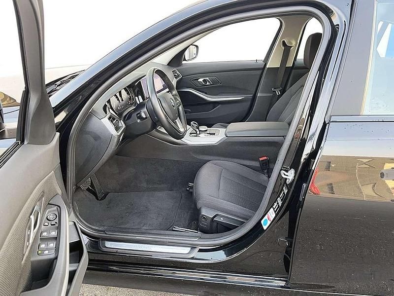 Gebraucht BMW 320 Advantage 190 PS (139 kW) 2020 Black sapphire Limousine