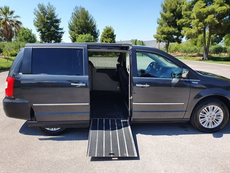 Schwarz Gebraucht 2014 Lancia Voyager Gold Van / Kleinbus | 31.500 € - Bild 1/4