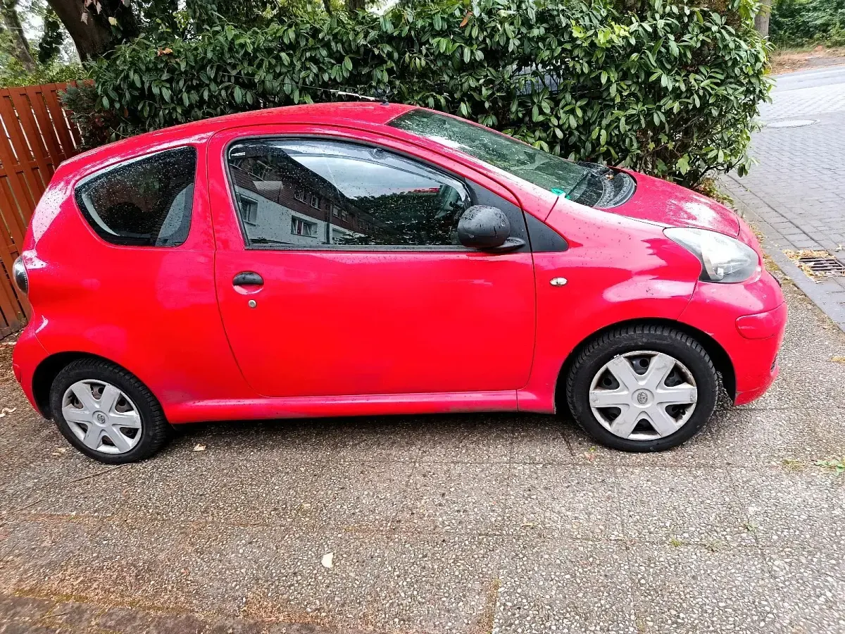 Gebraucht Toyota Aygo 68 PS (50 kW) 2009 Rot Kleinwagen