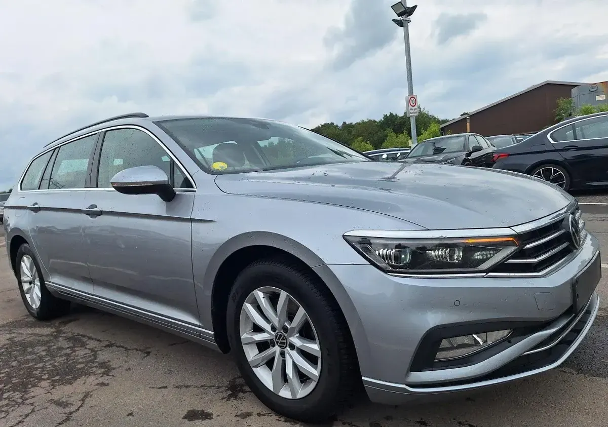 Gebraucht VW Passat Style 122 PS (89 kW) 2020 Silber Kombi