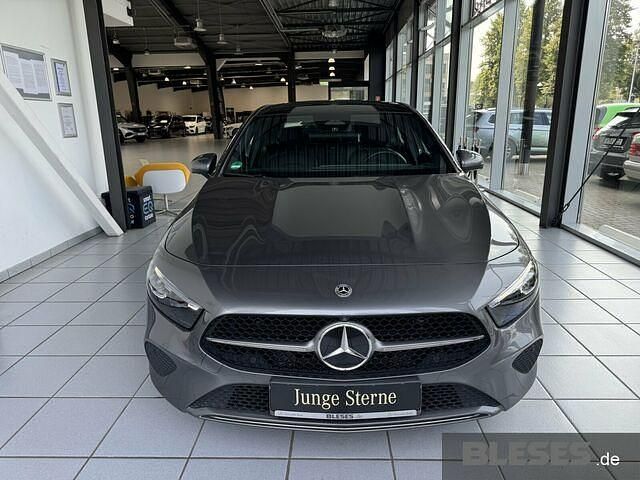 Gebraucht Mercedes A200 Progressive 163 PS (119 kW) 2023 Lack mountaingrau Limousine
