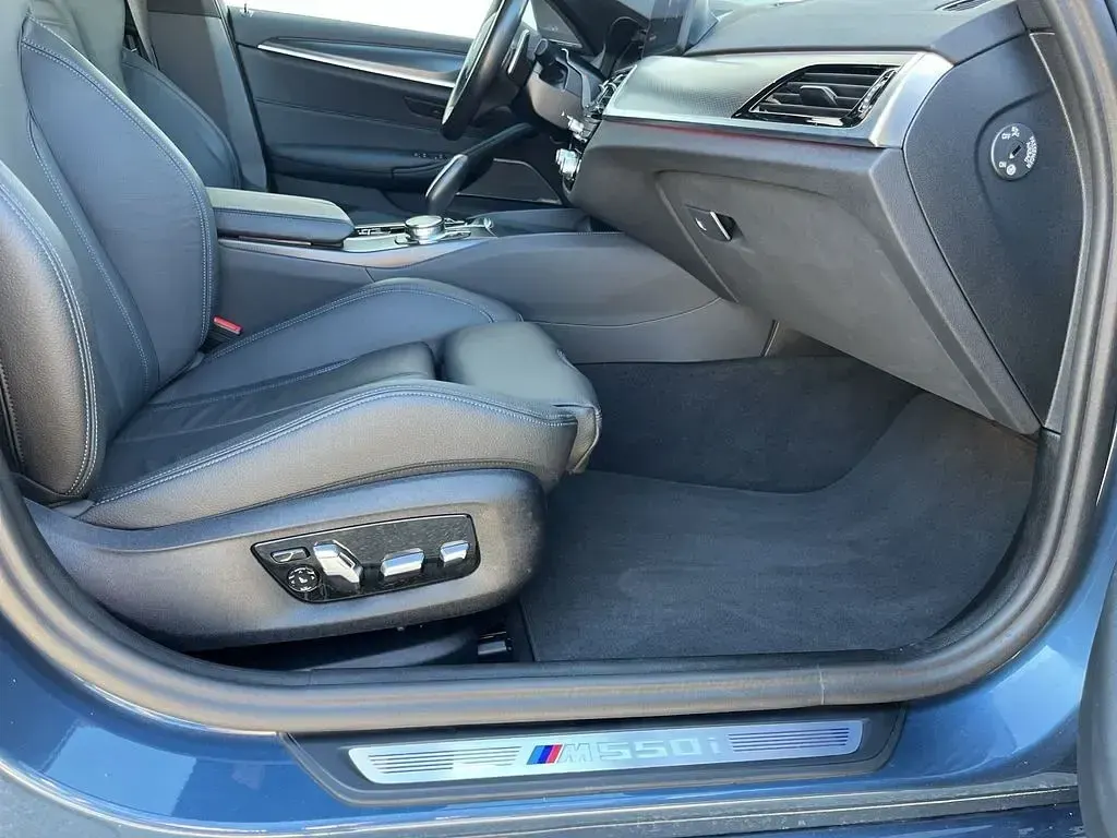 Gebraucht BMW M550 Performance 530 PS (389 kW) 2023 Arctic race blue Limousine