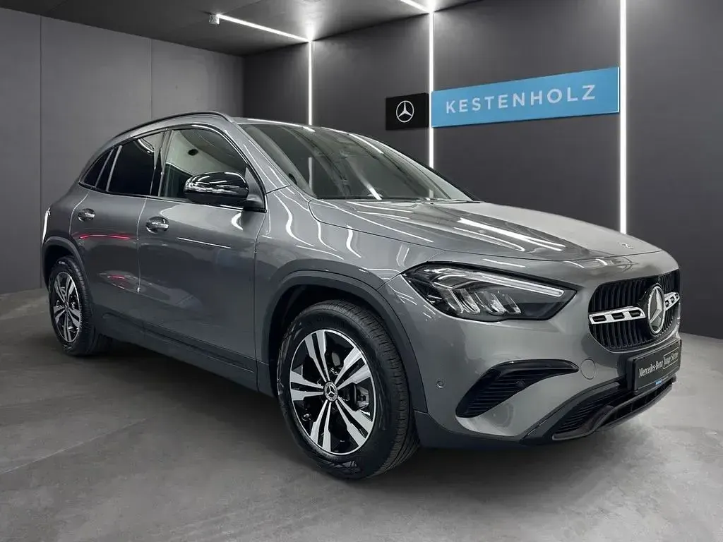 Neu Mercedes GLA200 Night 163 PS (119 kW) 2026 Grau SUV