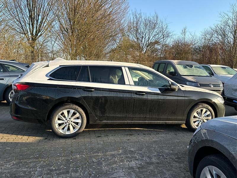 Neu Skoda Superb Selection 150 PS (110 kW) 2025 Onyxschwarz metallic Kombi