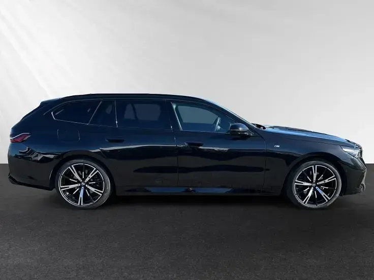 Gebraucht BMW 520 M Sport 208 PS (152 kW) 2025 Black sapphire metallic Kombi