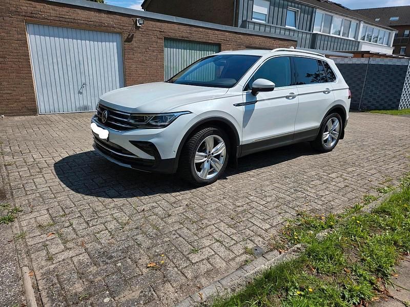Weiß Gebraucht 2021 VW Tiguan Elegance SUV | 34.500 € (Teuer) - Bild 1/4