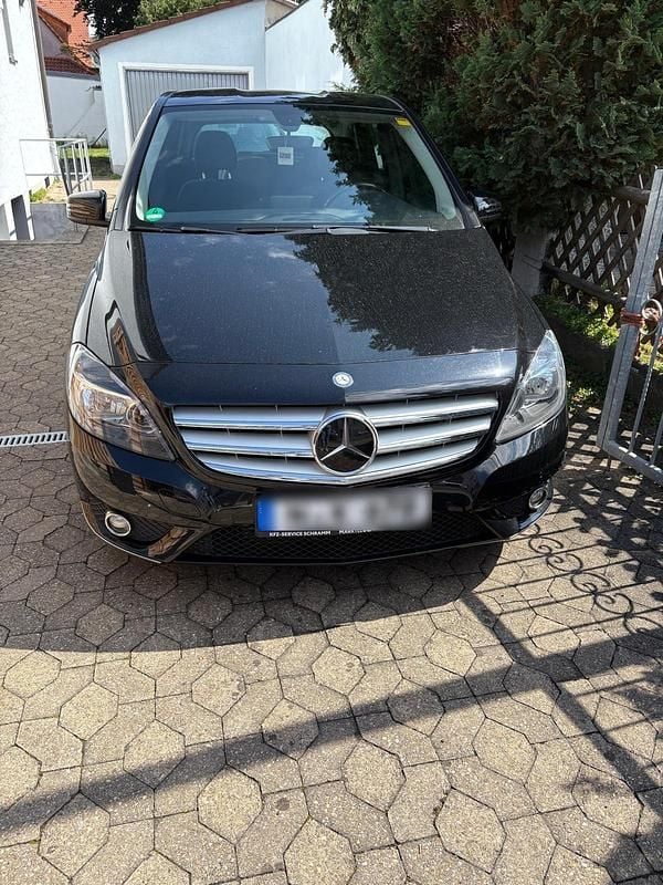 Schwarz Gebraucht 2014 Mercedes B180 Van / Kleinbus | 11.900 € - Bild 1/4