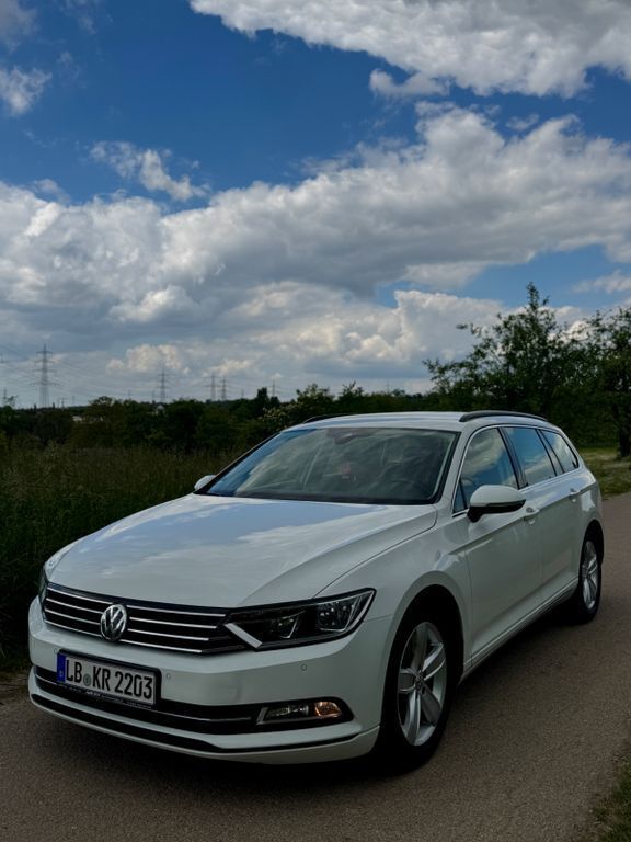 Weiß Gebraucht 2018 VW Passat Comfortline Limousine | 13.900 € (Fairer Preis) - Bild 1/4