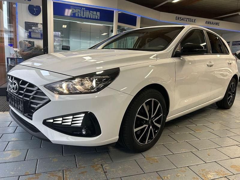 Weiß Gebraucht 2021 Hyundai i30 Edition 30 Limousine | 16.666 € (Guter Preis) - Bild 1/4