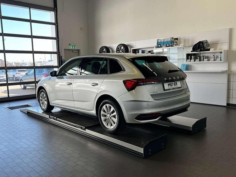 Gebraucht Skoda Scala Selection 150 PS (110 kW) 2024 Brilliantsilber metallic Kleinwagen