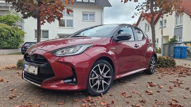 Rot Gebraucht 2020 Toyota Yaris Hybrid Style Kleinwagen | 20.000 € (Etwas zu teuer) - Bild 1/4
