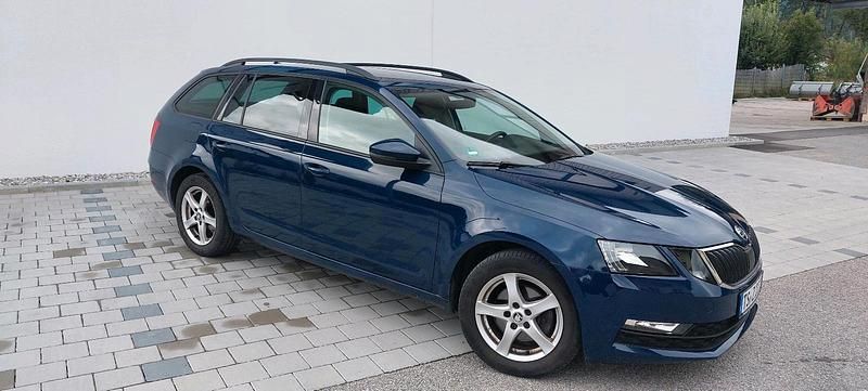 Blau Gebraucht 2017 Skoda Octavia Kombi | 13.500 € - Bild 1/4