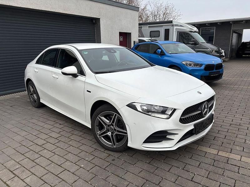 Weiß Gebraucht 2020 Mercedes A250 AMG Limousine | 21.900 € (Fairer Preis) - Bild 1/4