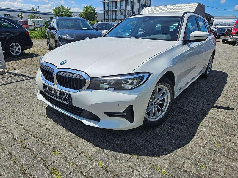 Mineralweiss metallic Gebraucht 2022 BMW 320 Kombi | 20.999 € (Superpreis) - Bild 1/4