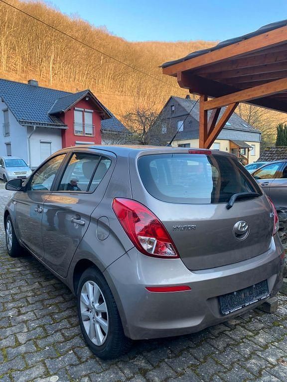 Gebraucht Hyundai i20 Classic 86 PS (63 kW) 2013 Braun Kleinwagen