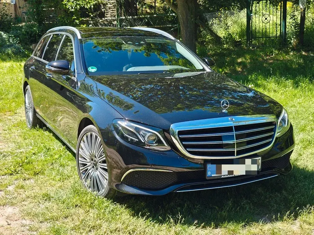 Gebraucht Mercedes E220 194 PS (142 kW) 2019 Schwarz Limousine