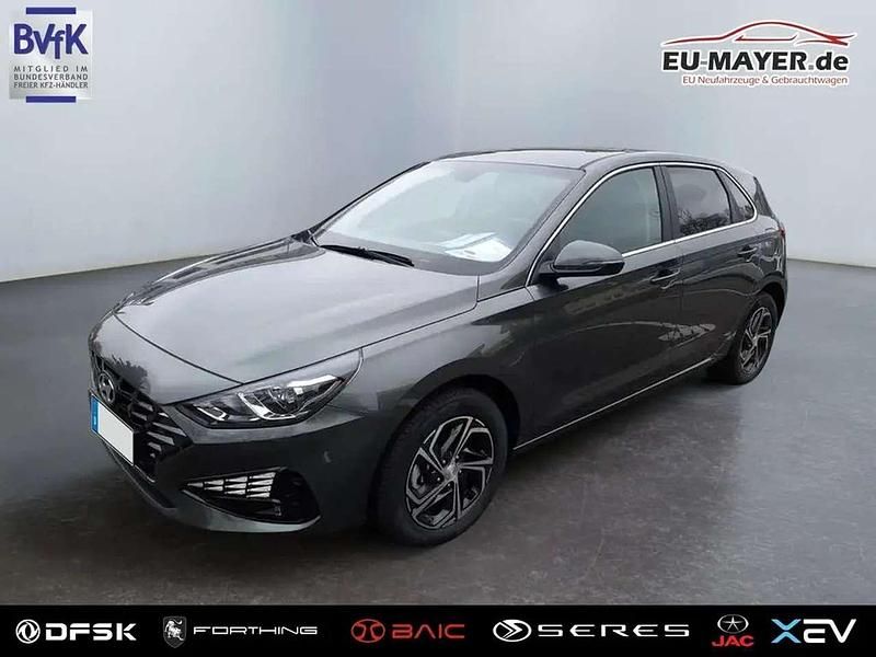 Engine red Neu 2025 Hyundai i30 Comfort Limousine | 18.250 € (Superpreis) - Bild 1/1