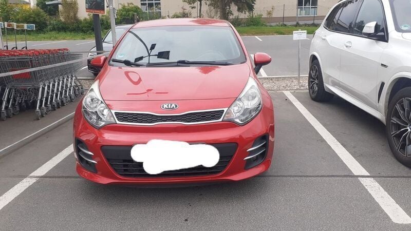 Rot Gebraucht 2015 Kia Rio DREAM-TEAM Edition Limousine | 6.150 € (Guter Preis) - Bild 1/3