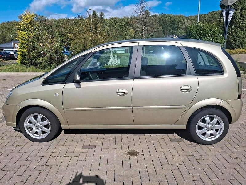 Gold Gebraucht 2009 Opel Meriva Van / Kleinbus | 3.750 € (Etwas zu teuer) - Bild 1/4