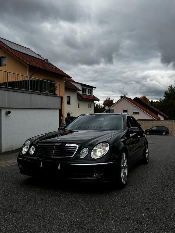 Schwarz Gebraucht 2004 Mercedes E500 Avantgarde Limousine | 7.800 € (Fairer Preis) - Bild 1/4