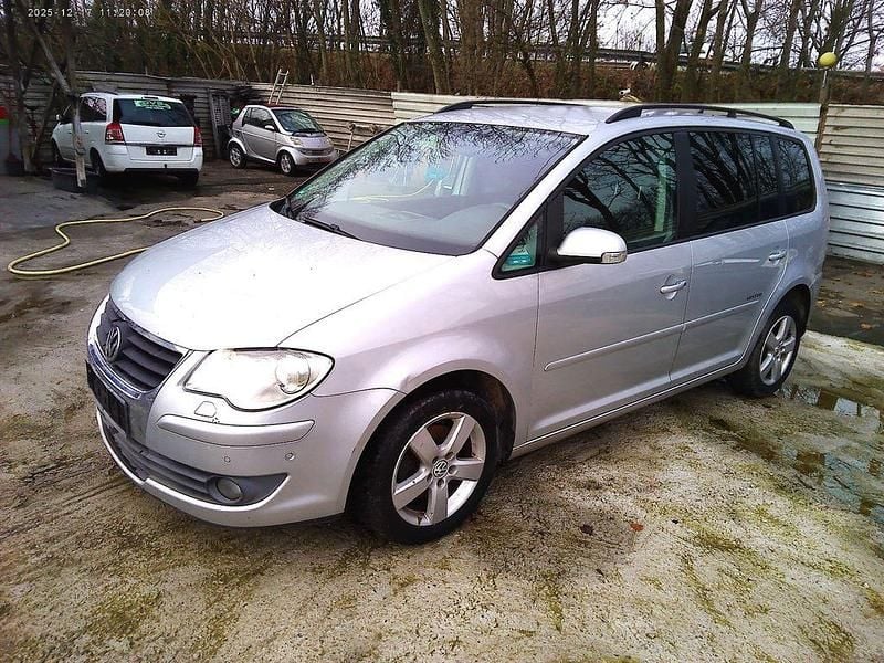 Silber Gebraucht 2009 VW Touran Highline Van / Kleinbus | 1.999 € (Superpreis) - Bild 1/4
