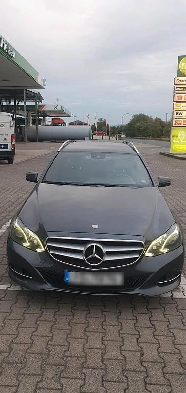 Blau Gebraucht 2013 Mercedes E220 Kombi | 8.499 € (Fairer Preis) - Bild 1/4
