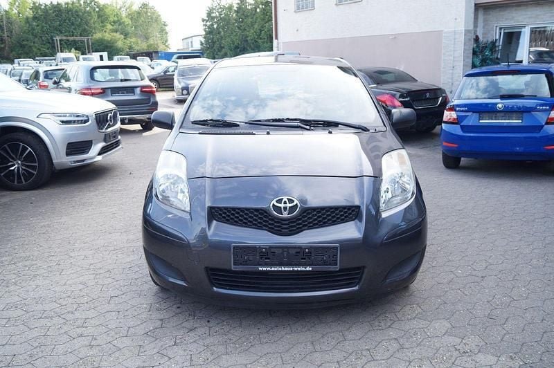 Grau Gebraucht 2010 Toyota Yaris Cool Kleinwagen | 2.990 € (Guter Preis) - Bild 1/4