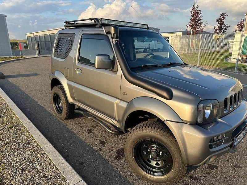 Grau Gebraucht 2007 Suzuki Jimny Snow SUV | 8.500 € (Teuer) - Bild 1/4